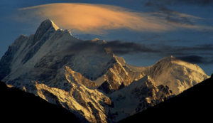 百炼钢铁不畏千难万险乾乾坤